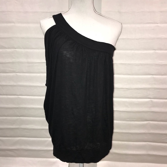 Guess Tops - ❌FINAL PRICE ❌GUESS off shoulder blk top sz M